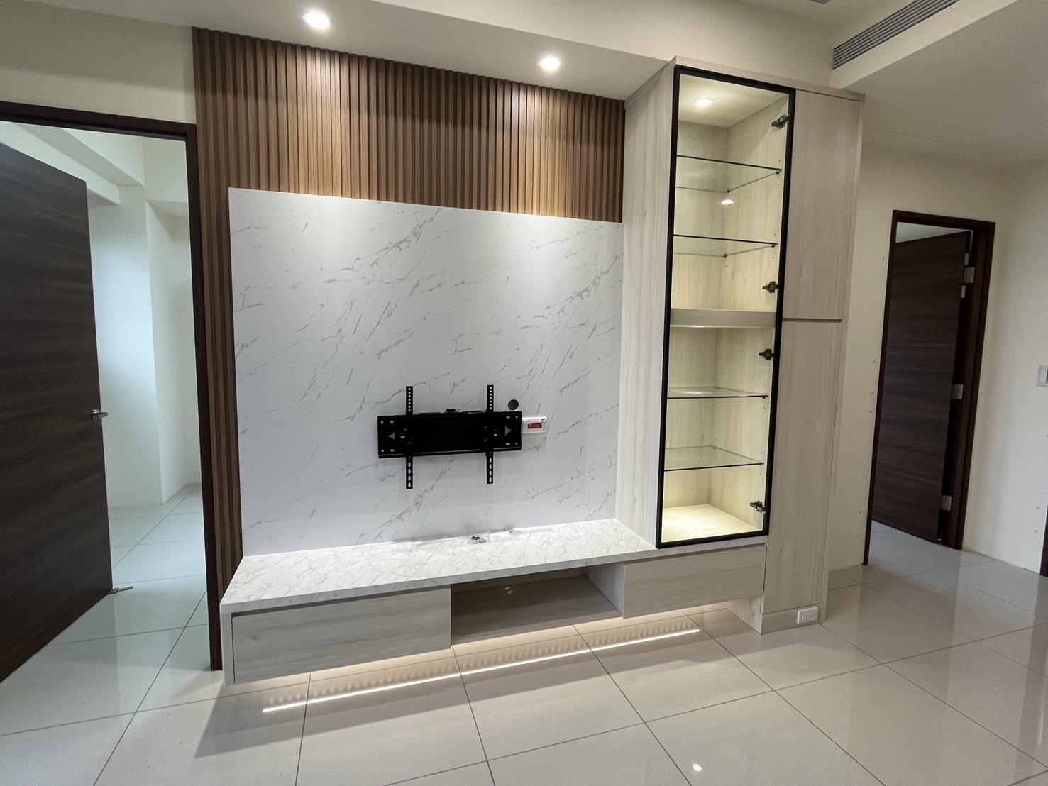 兩房一廳裝潢|新成屋收納系統櫃設計|客廳餐廳展示櫃