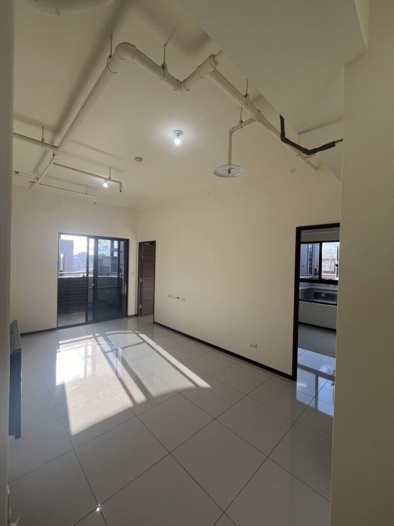 兩房一廳裝潢｜新成屋收納系統櫃設計｜客廳餐廳展示櫃